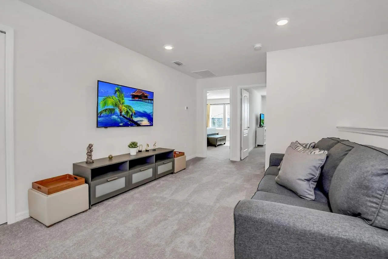 7439 Oakmoss Loop Villa Davenport