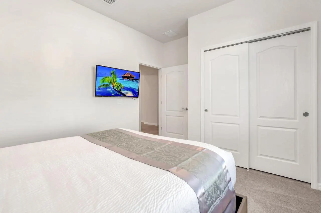 7439 Oakmoss Loop Villa Davenport